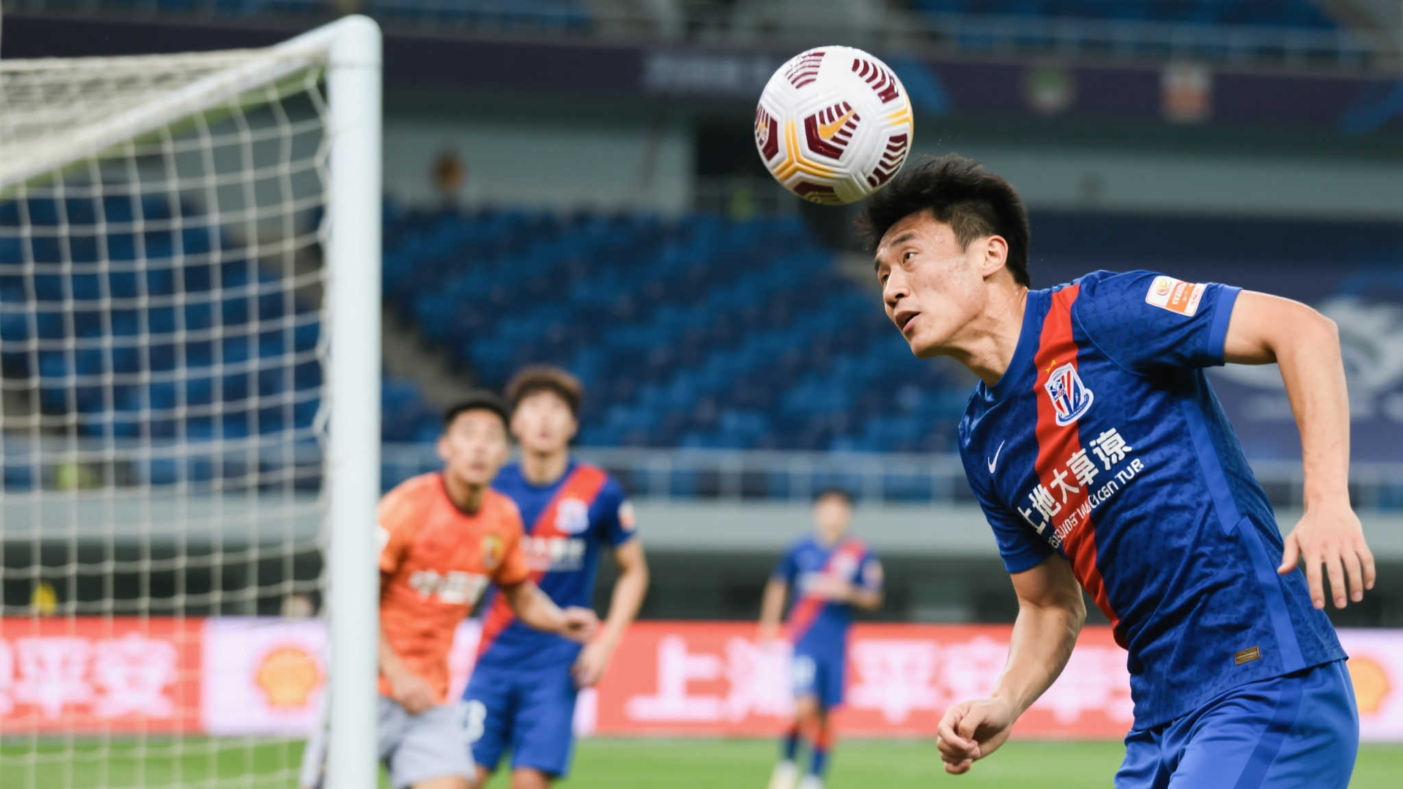 在现代足球中，多样化的进攻手段至关重要，而前点战术