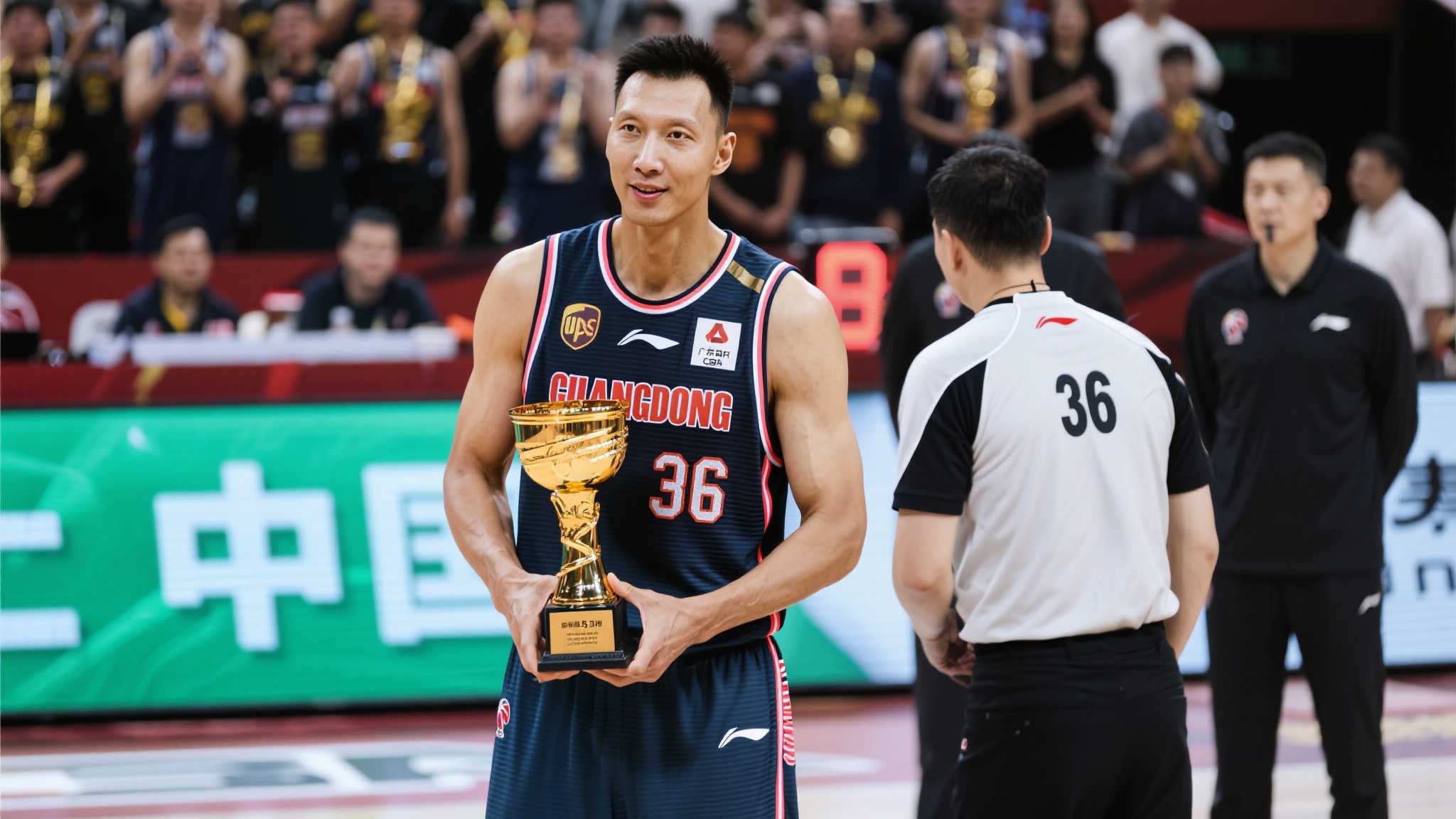 36岁CBA功勋老将退役,助广东5夺冠,新任教练不满后卫表现 在职业体育中,运动员的职业生涯往往是短暂而充满挑战